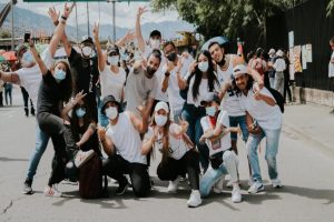 El joven no cree en política, la hace