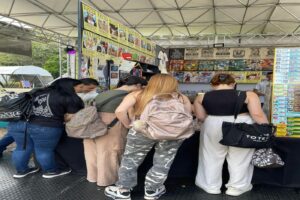 ¿Quién se queda con el estand?, pujas literarias en la Fiesta del Libro