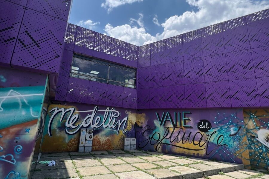Tras los bloques violetas: Medellín, Cuna del Emprendimiento y la Innovación con sus Centros del Valle del Software
