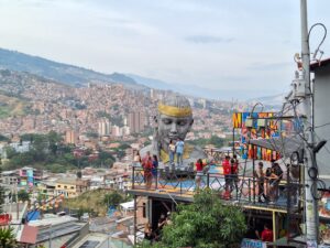 Comuna 13: realidades ocultas entre esculturas y graffitis