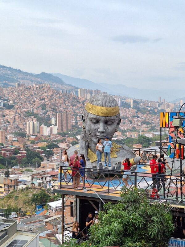 Comuna 13: realidades ocultas entre esculturas y graffitis