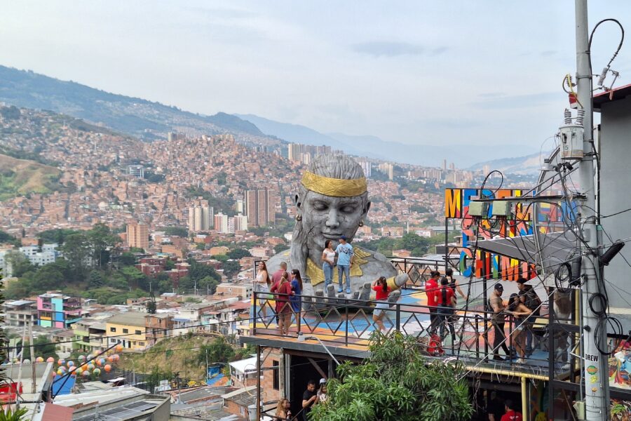Comuna 13: realidades ocultas entre esculturas y graffitis