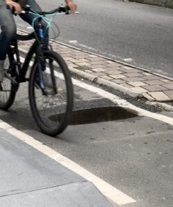 Rodando entre baches: el desafío del patinaje en la movilidad de Medellín