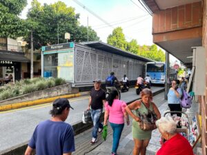 ¡Esto es lo que se hace! Autoridades administrativas del Metroplús siguen enfrentando la invasión de los carriles