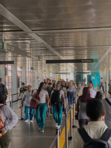 ¿Es la invasión al carril del Metroplús una problemática que afecta únicamente a los conductores?