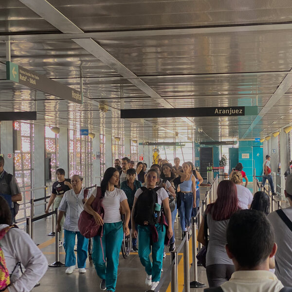 ¿Es la invasión al carril del Metroplús una problemática que afecta únicamente a los conductores?