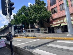 Desobediencia en las vías: la creciente problemática por invasión de carriles del Metroplús