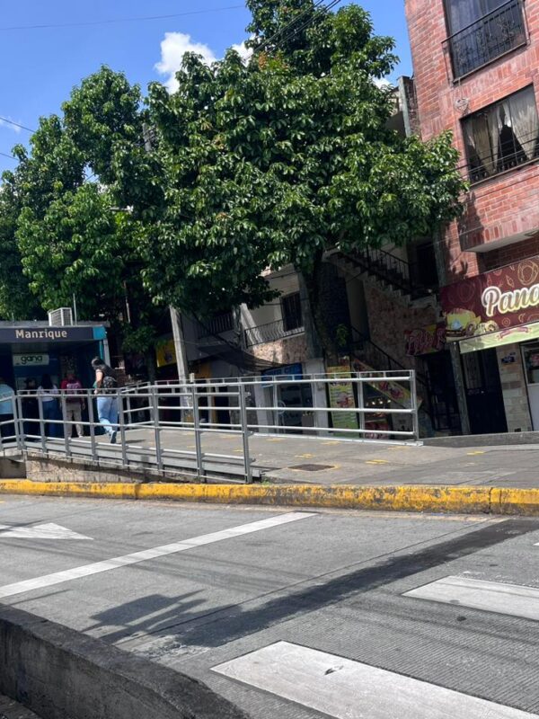 Desobediencia en las vías: la creciente problemática por invasión de carriles del Metroplús