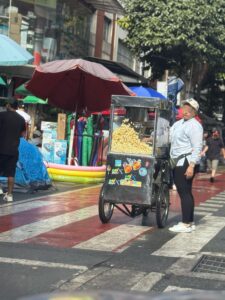 Sobreviviendo en el Medellín: la vida entre el rebusque, el miedo y la persecución