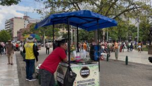 ¿Cómo es el día a día de los vendedores informales de Medellín?