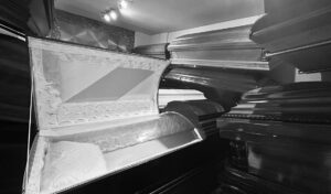 La rutina del silencio: trabajadores que conviven con la muerte